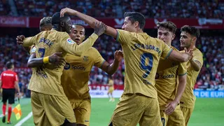 Barcelona goleó a Sevilla para acercarse a Real Madrid en la cima de la liga española