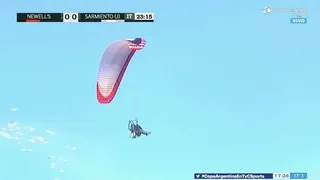 Hincha de Rosario Central sobrevoló en parapente el estadio donde jugaba Newell’s para lanzar panfletos