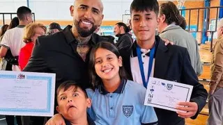 Arturo Vidal y “Marité” Matus participaron en la graduación de 8° básico de su hijo Alonso
