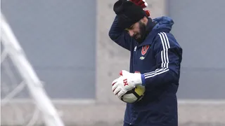 Johnny Herrera volvió a las prácticas a la espera de retomar el arco de la U