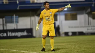 Club paraguayo hizo jugar a su preparador de arqueros de 49 años y rompió récord de longevidad