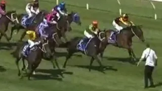 Sujeto invadió la pista durante una carrera de caballos en Nueva Zelanda