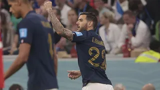 Theo Hernández aprovechó un rebote para adelantar a Francia en el inicio contra Marruecos