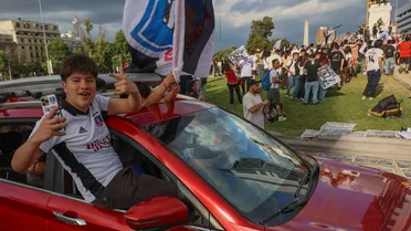 Bus con hinchas de Colo Colo volcó en la Ruta 5 Norte y dejó heridos con riesgo vital