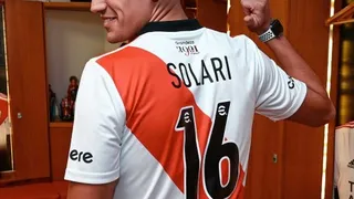 ¡Con el 16 en la espalda! Pablo Solari posó con la camiseta de River Plate