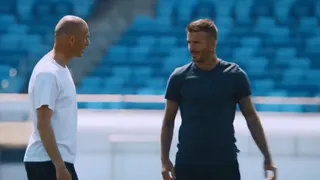 Zinedine Zidane retó a David Beckham a un desafío de puntería en spot publicitario