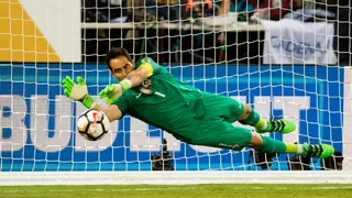 FIFA no incluyó a Claudio Bravo dentro de los mejores arqueros para las tandas de penales