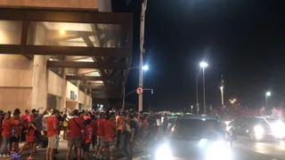 El impresionante apoyo de los hinchas frente al hotel de la Roja a un día de enfrentar a Uruguay