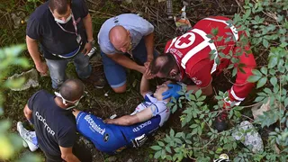 Ciclista que cayó de un puente quedó hospitalizado y consciente