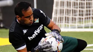 Claudio Bravo volvió a las prácticas con Real Betis
