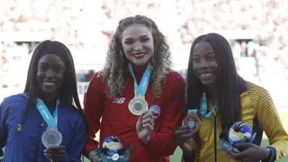 Martina Weil exhibió con orgullo la medalla de oro del Team Chile en el Estadio Nacional