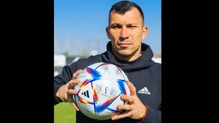 Gary Medel posó con la pelota del Mundial y dejó en llamas las redes sociales