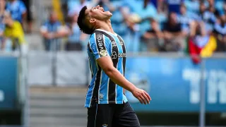 Alexander Aravena deja Gremio tras quedar fuera y será compañero de otro chileno