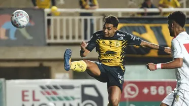 Gol con la mano en la Primera B: Benegas desata la furia y Chupete Suazo estalla