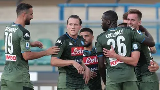 Napoli se impuso ante Hellas Verona y mantuvo su ilusión por clasificar a copas europeas