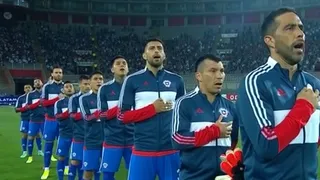 ¡Con pifias en Lima! Así se escuchó el himno de Chile previo al vital duelo ante Perú