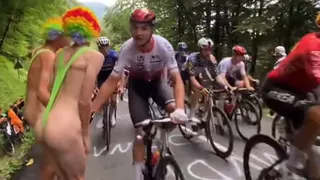 [VIDEO] La llamativa imagen que se robó las miradas en pleno Tour de Francia