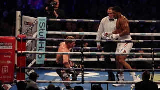 Anthony Joshua derrotó a Alexander Povetkin por nocaut técnico y retuvo sus títulos mundiales