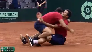 El emocionante abrazo que Massú le dio a Garín tras definir el triunfo de Chile en Copa Davis