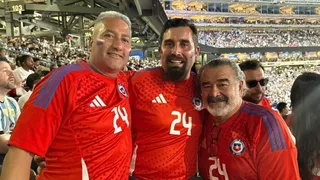Andrónico Luksic apoyó en las tribunas la derrota de Chile junto a los ganadores del concurso