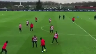 Neymar se lució con increíble truco en entrenamiento de Paris Saint-Germain