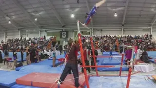 Entrenador de gimnasia salvó con máximo estilo a su alumna de grave caída