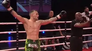 Peleador de kickboxing fue noqueado y se levantó creyéndose vencedor