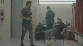 Maradona se burla de su ayudante con un túnel desde una silla