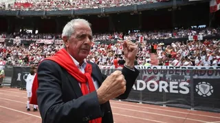 Presidente de River Plate debió escapar de una entrevista a causa de incidentes