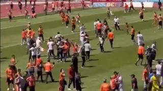 Hinchas de Cobreloa invadieron la cancha y pelearon con seguidores de Rangers