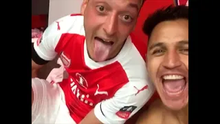 Alexis publicó un registro del tiempo en que compartió camarín con Mesut Özil