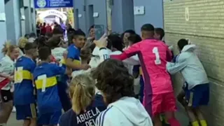 ¡Ejemplo de deportividad! Equipos infantiles de River y Boca celebraron juntos