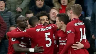 Liverpool salvó sobre el final un triunfo sobre Newcastle y se mantuvo en la lucha por el título