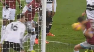 La mano de “Chicharito”: El polémico gol del mexicano que favorece a West Ham de Pellegrini