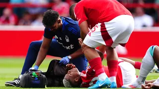 Jugador brasileño sufre escalofriante lesión en el arranque de la Premier League