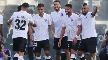 Plantel de Colo Colo recibió el apoyo de una especial visita en Buenos Aires