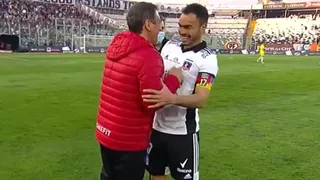 Besos y abrazos: El cariñoso saludo de jugadores de Colo Colo con Mario Salas