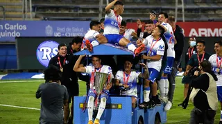El plantel de la UC celebró el tricampeonato arriba de la “Zampedrineta”