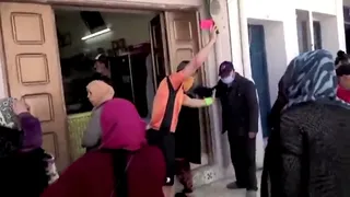 Arbitro le saca tarjetas a los transeúntes que no respetan el distanciamiento social en Túnez