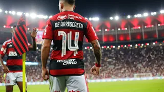Gabigol y De Arrascaeta comandaron el triunfo de Flamengo sobre Fortaleza en Maracaná