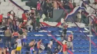 Escándalo: Se suspendió un partido en Paraguay por graves incidentes y un jugador fue agredido