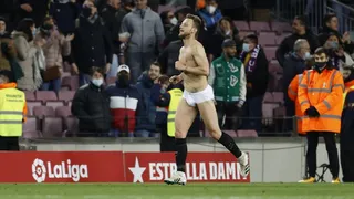 Ivan Rakitic quedó en calzoncillos en su regreso a Barcelona tras regalar gran parte de su ropa a hinchas