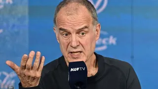 Sacó risas: La analogía de Bielsa para los resúmenes de los partidos y los matrimonios