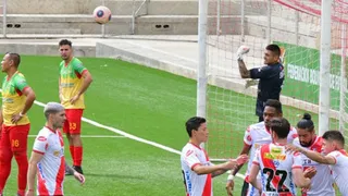 Claudio Santis recibió cuatro goles en derrota de Vinto ante Always Ready en la liga boliviana