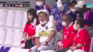 Necesito una explicación: Hincha japonés asistió al partido de La Roja con camiseta de Colo Colo