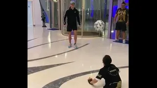 Cristiano Ronaldo compartió y jugó con un joven que nació sin piernas