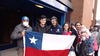 Ben Brereton reapareció con muletas y bota ortopédica y causa preocupación en La Roja