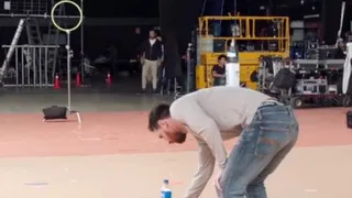 Lionel Messi mostró cómo se le pega a un balón que tiene una botella encima