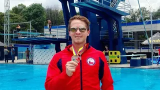 La potente pancarta de un clavadista del Team Chile en las protestas