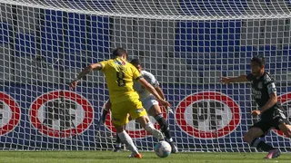 Matías Cabrera aprovechó un error defensivo de Colo Colo y abrió la cuenta para U. de Concepción